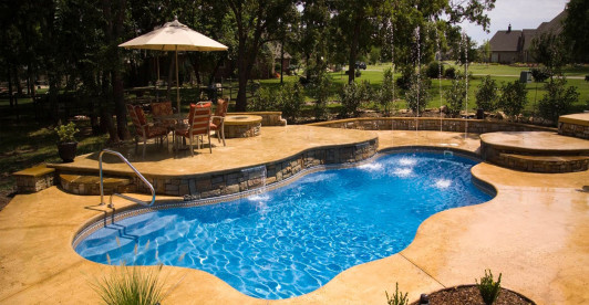 Fiberglass vs Vinyl Liner Pools: Which is better?