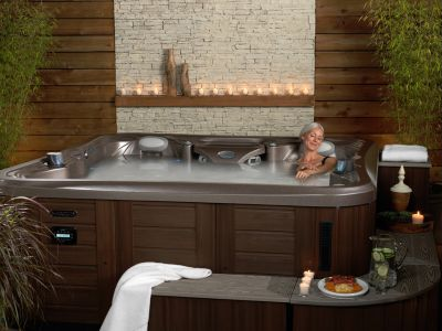 7 Health Benefits of Soaking in a Hot Tub